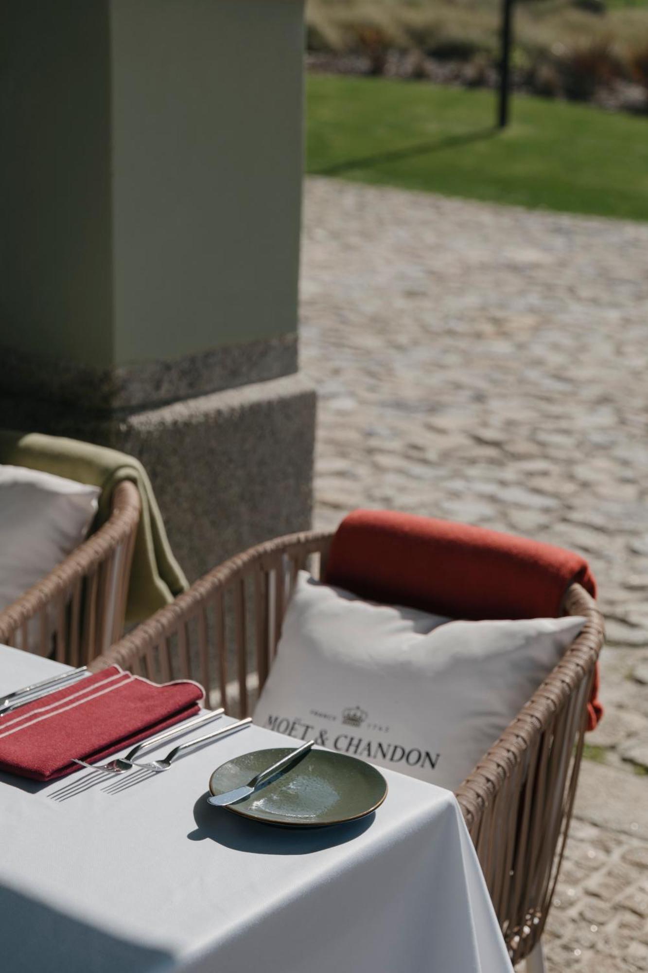 Vila Foz Hotel & Spa - Member Of Design Hotels Porto Eksteriør bilde The outdoor furniture collection "Bora"