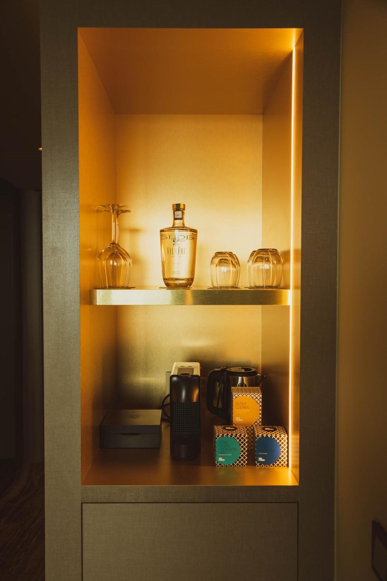 Vila Foz Hotel & Spa - Member Of Design Hotels Porto Eksteriør bilde A Nespresso machine in a hotel room