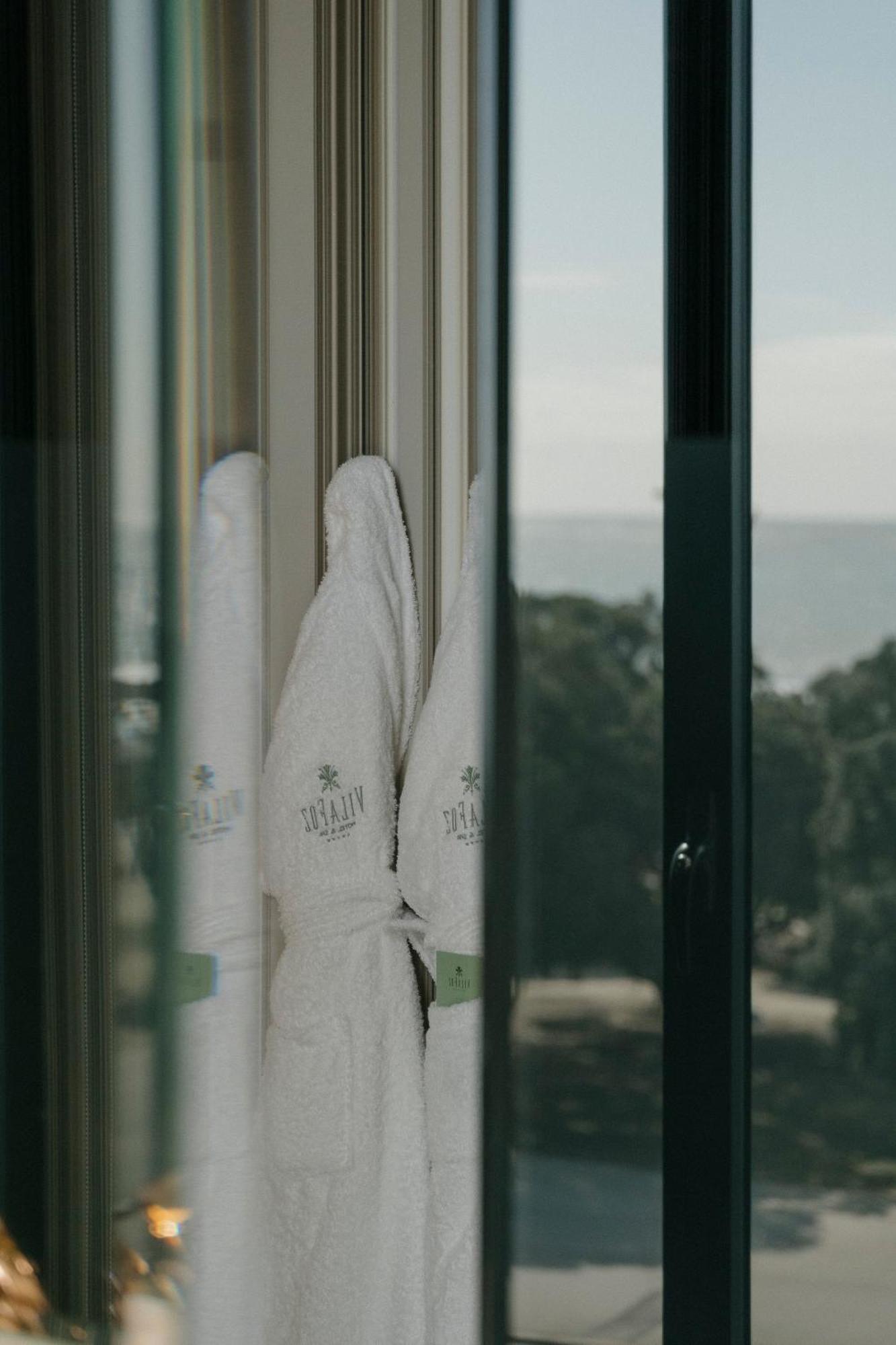 Vila Foz Hotel & Spa - Member Of Design Hotels Porto Eksteriør bilde Towels in a hotel room
