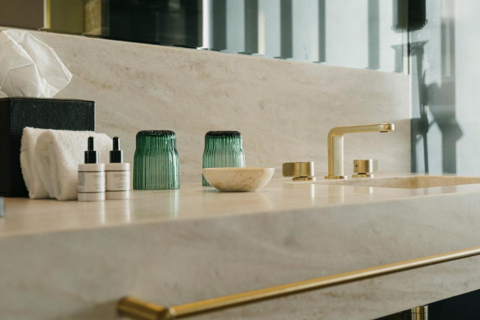 Vila Foz Hotel & Spa - Member Of Design Hotels Porto Eksteriør bilde Bathroom fixtures